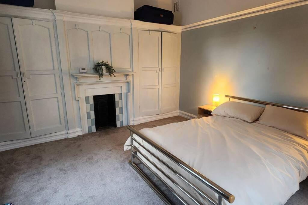 Spacious Guest Flat Near Roundhay Park リーズ エクステリア 写真